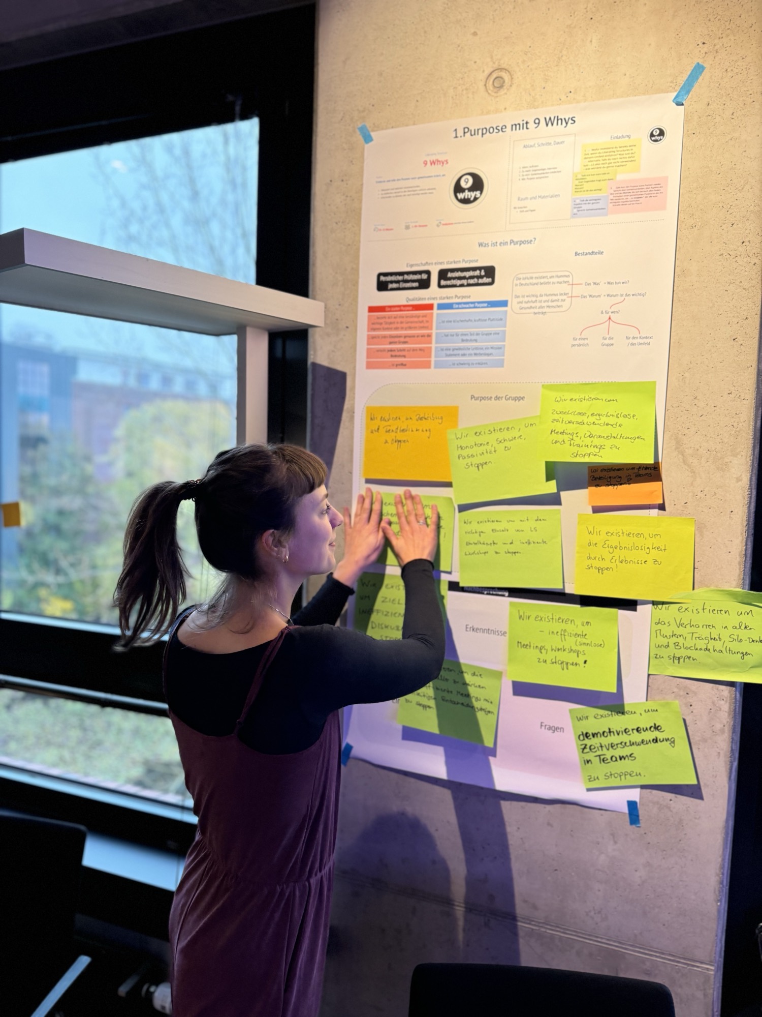 Judith im Agile-Workshop, Purpose-Wand mit 9 Whys und Post-its