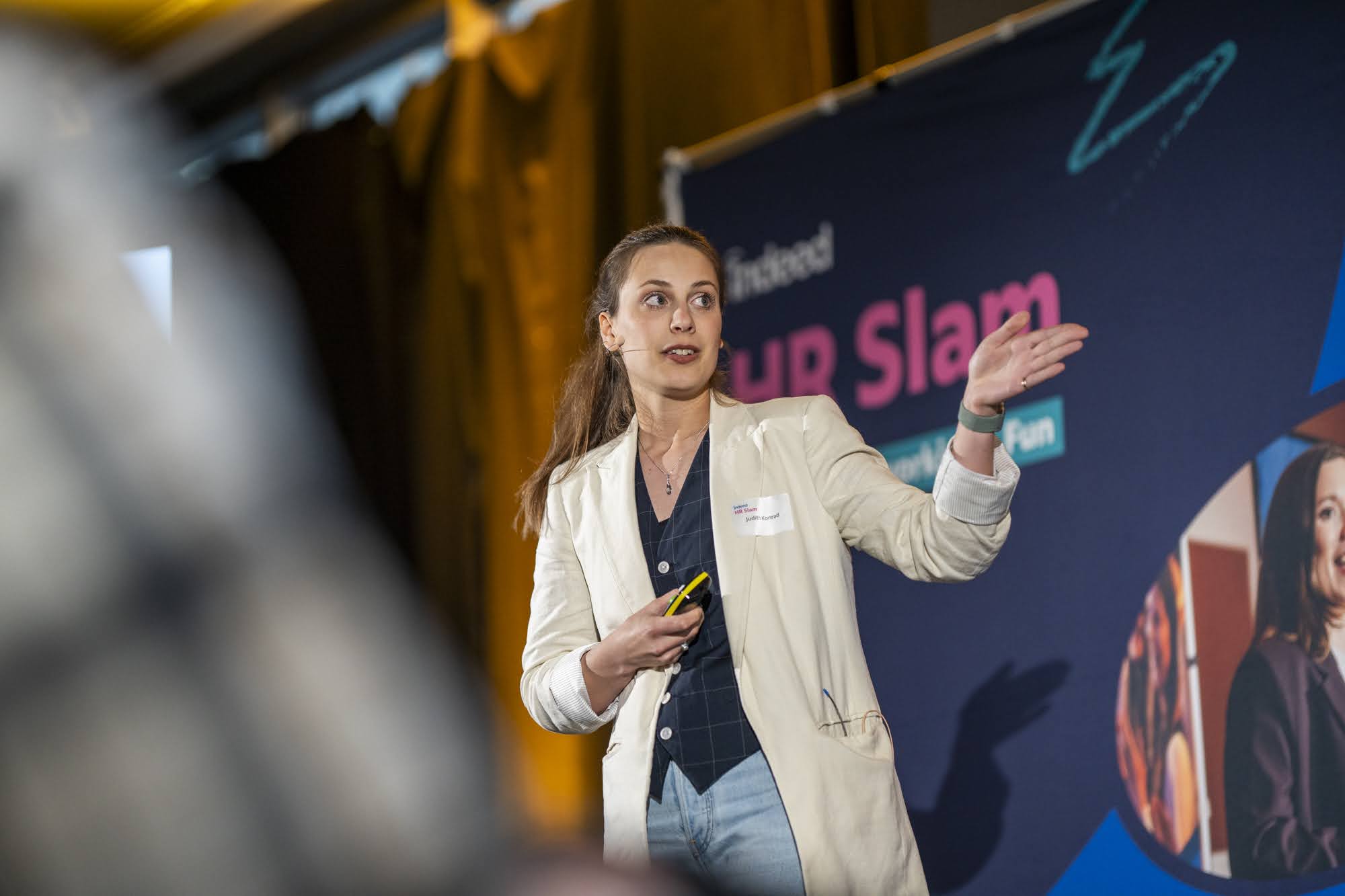 Judith spricht auf der Bühne beim Indeed HR Slam